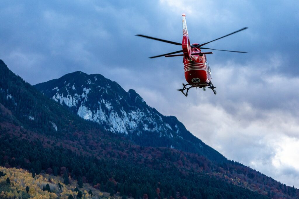 Un turist a murit căzând în gol în Munții Piatra Craiului
