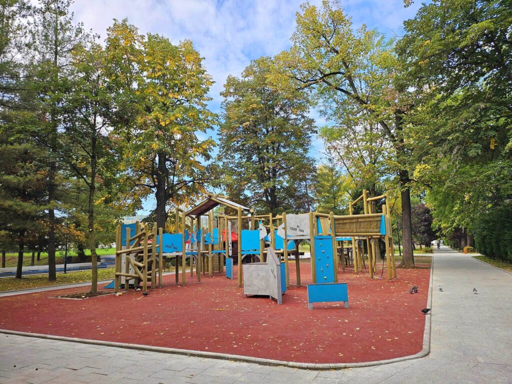 Râmnicu Vâlcea: Locul de joacă de pe bulevardul Dem Rădulescu, modernizat după 7 ani