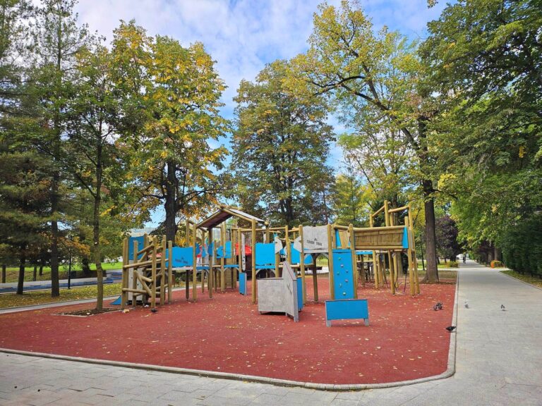 Râmnicu Vâlcea: Locul de joacă de pe bulevardul Dem Rădulescu, modernizat după 7 ani