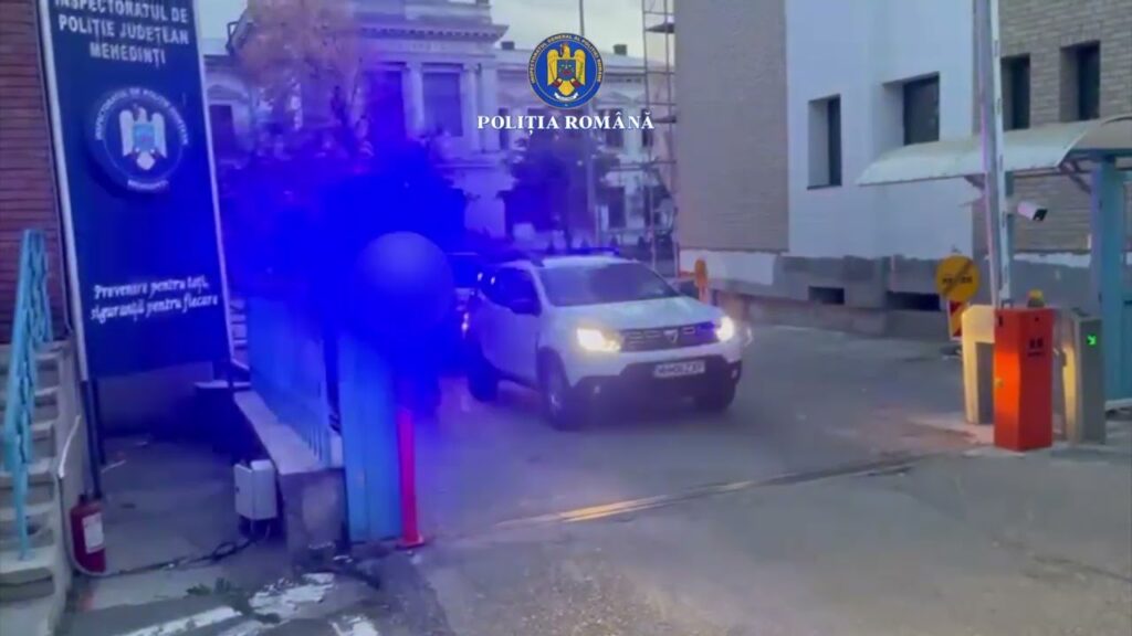 (VIDEO) Percheziție în Drobeta-Turnu Severin pentru un tânăr cercetat de abuz de încredere