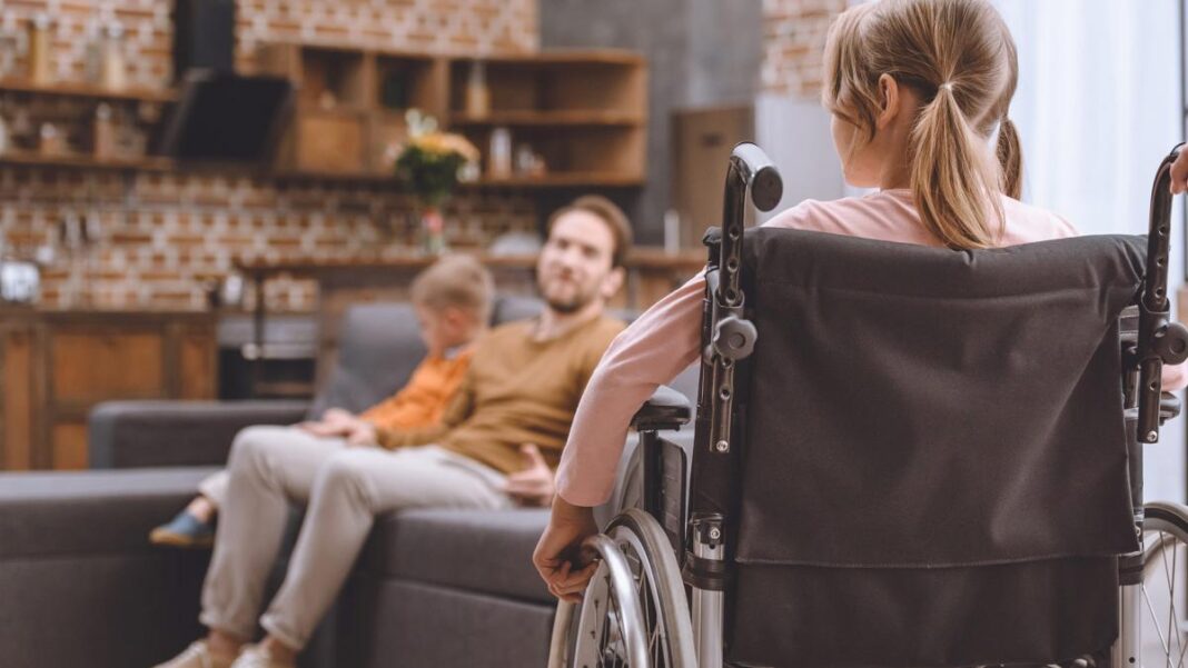 Părinții copiilor cu dizabilități pot lucra de acasă opt zile pe lună