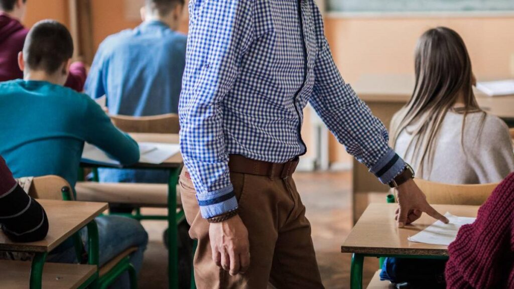 Profesor agresat de un băiat de 15 ani, în timpul unei ore
