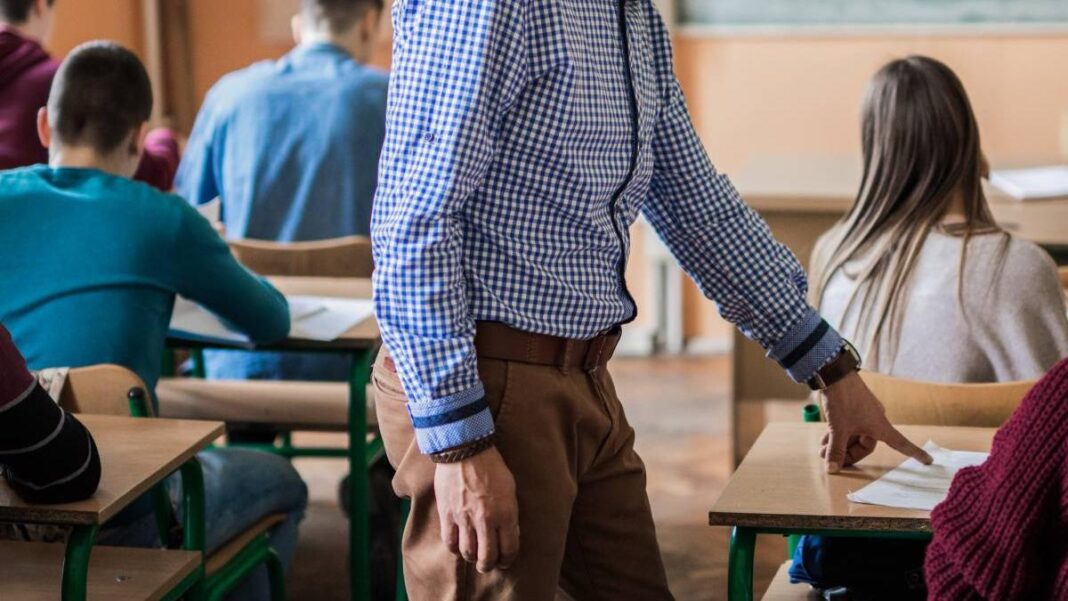 Profesor agresat de un băiat de 15 ani, în timpul unei ore