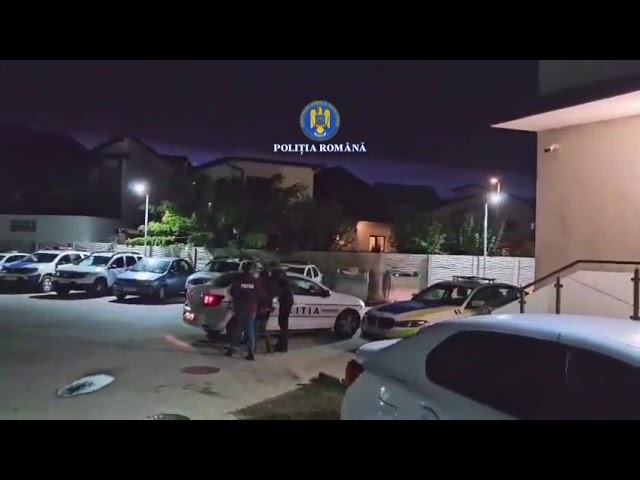 (VIDEO) Elevă reținută după ce a amenințat un coleg cu un obiect tăietor, în incinta unui liceu din Târgu Jiu