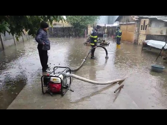 (VIDEO) Pompierii din Dolj acționează pentru evacuarea apei din gospodării afectate de inundații