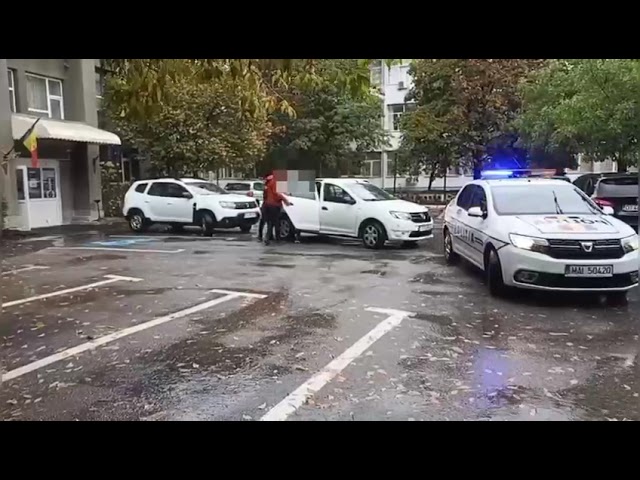 (VIDEO) Doi tineri din Craiova, reținuți de polițiști pentru lovire sau alte violențe