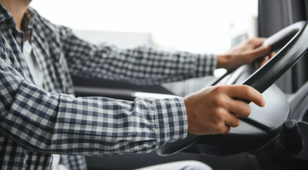 Un român câștiga bani frumoși în Franța susținând examenul pentru permis în locul altor conaționali