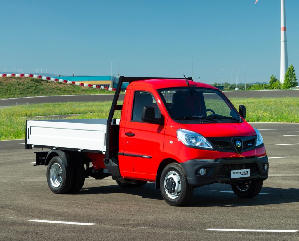 Autoutilitare compacte care transformă logistica urbană