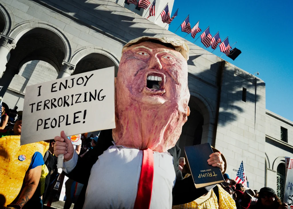 Donald Trump susţine că protestele „Fără regi”, la care au participat 7 milioane de oameni, au fost finanţate de miliardarul Soros și alții ca el