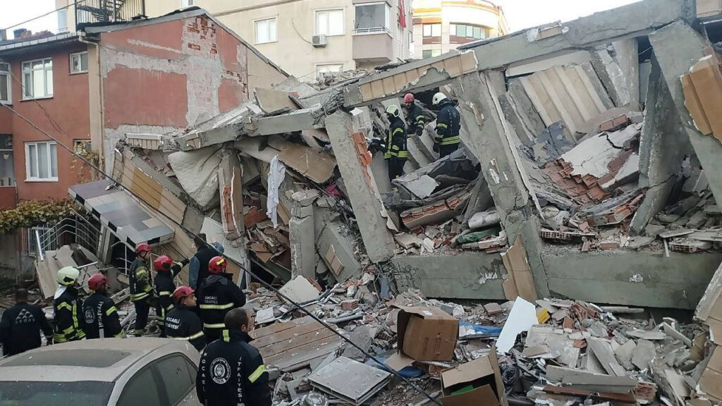 Doi morți și trei răniți după ce un imobil cu șapte etaje s-a prăbușit în Turcia