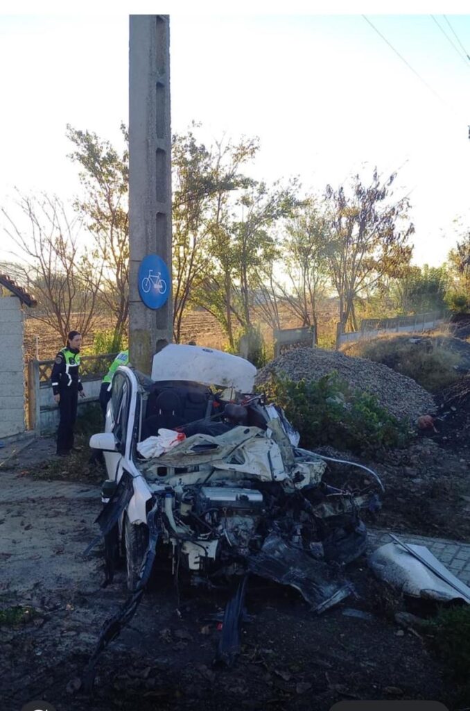 Mașină lovită de tractor provoacă decesul șoferului