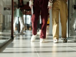 Femeie la birou purtand pantofi sport