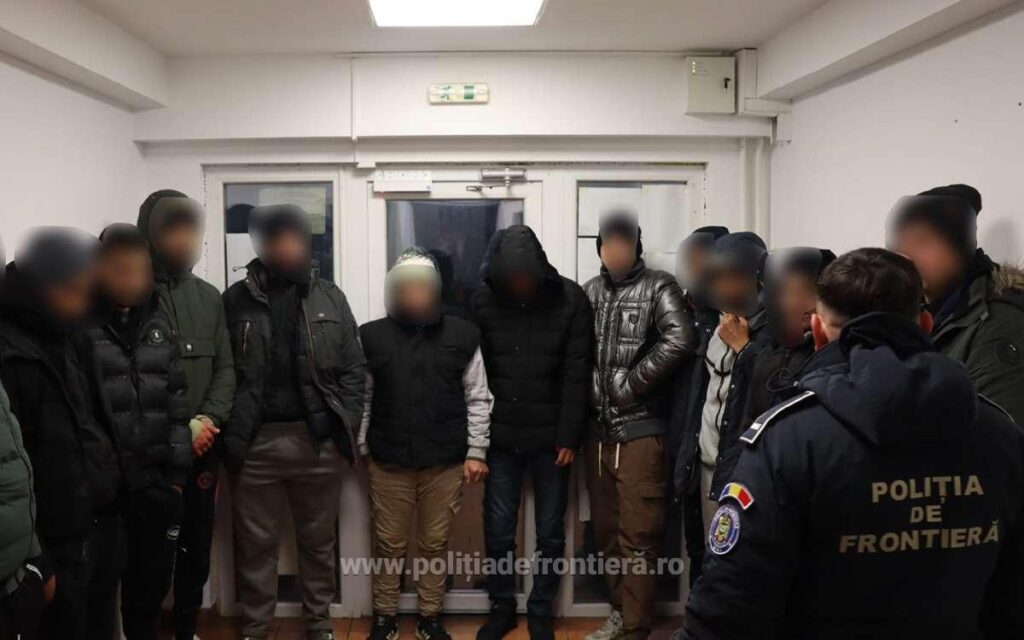 (VIDEO) Treisprezece migranți depistați ascunși într-un camion în parcarea Calafat–Vidin