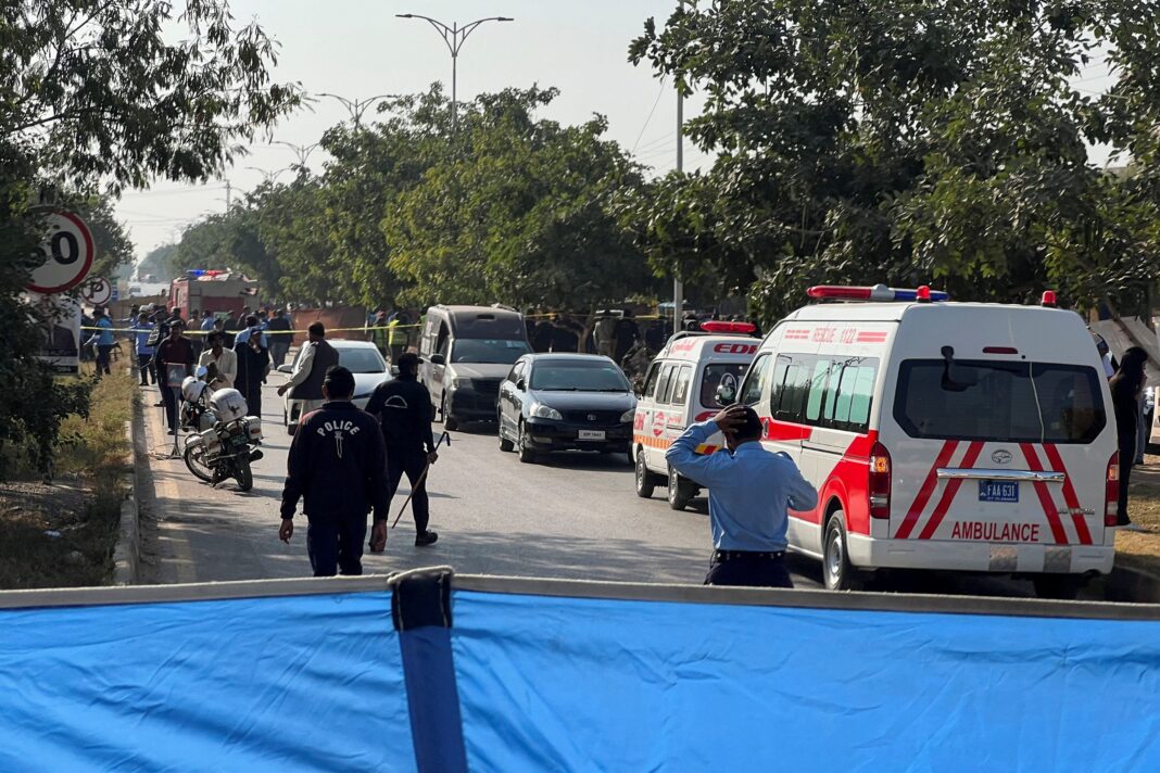 Polițiști și ambulanțe sunt la fața locului după explozia produsă în fața unei instanțe din Islamabad, Pakistan, marți, 11 noiembrie