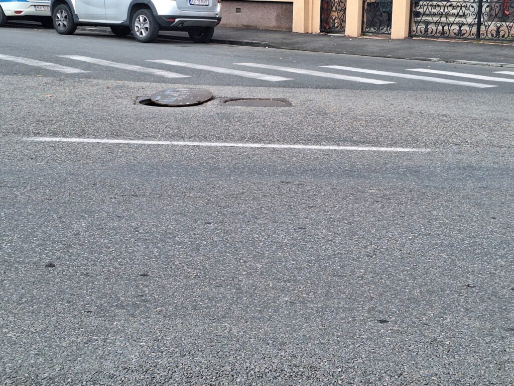 Capcană în asfalt. Ce se întâmplă pe strada Iancu Jianu?