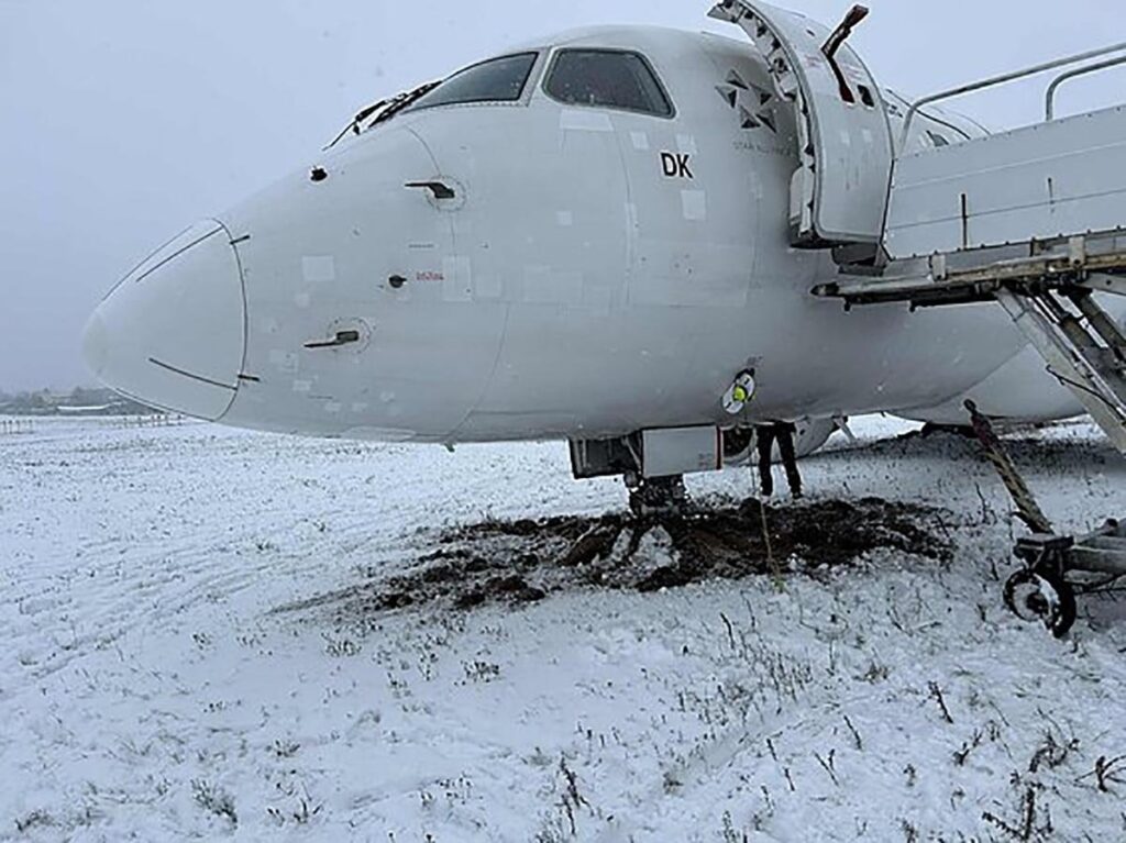 (VIDEO) Aeroportul din Vilnius, închis temporar după ce un avion LOT a alunecat de pe pistă