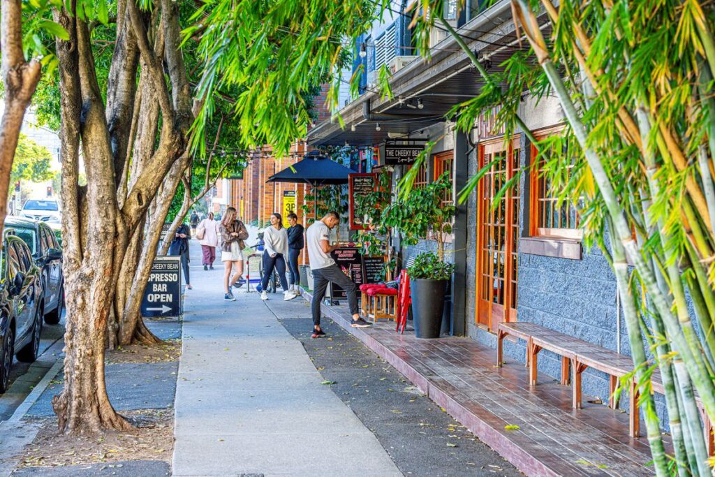 Strada Fanghua din Chengdu, China, ocupă locul patru în topul Time Out, fiind descrisă drept „strada preferată a orașului pentru a observa oamenii”