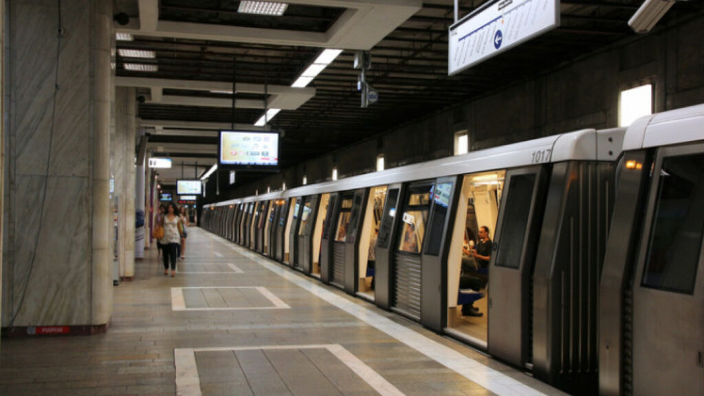 O femeie s-a aruncat în fața metroului