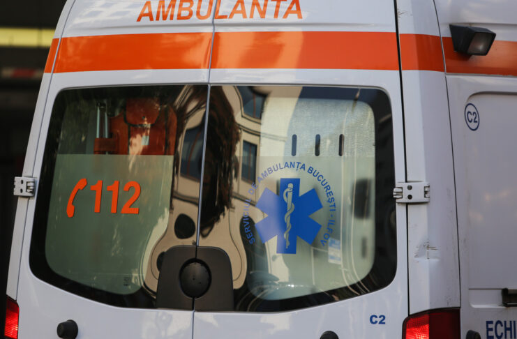 Trei persoane au ajuns la spital după ce o ambulanță cu pacienți a fost implicată într-un accident