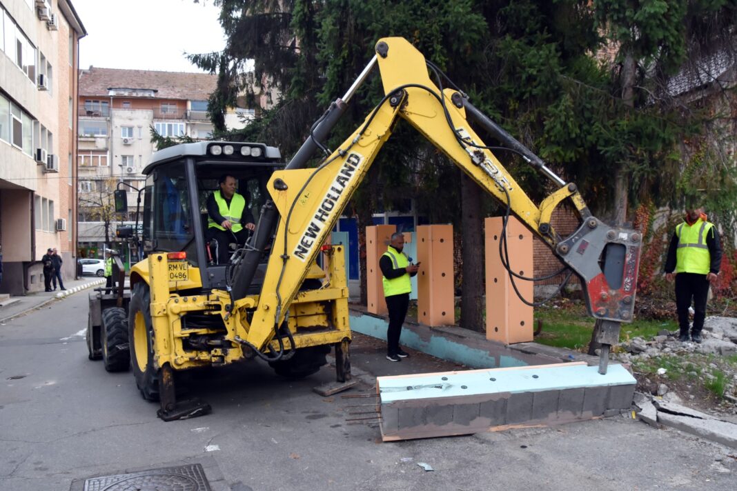 Primăria Râmnicului recuperează cu buldozerul 87 de metri pătrați din domeniul public