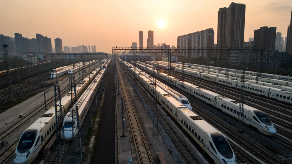 11 morți și doi răniți după ce un tren de testare a lovit muncitorii pe șine, în China