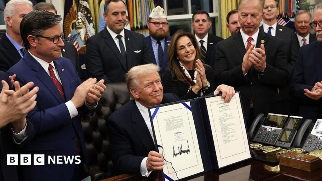 (VIDEO) Cea mai lungă închidere a guvernului din istoria SUA s-a încheiat. Donald Trump a semnat legea pentru redeschidere