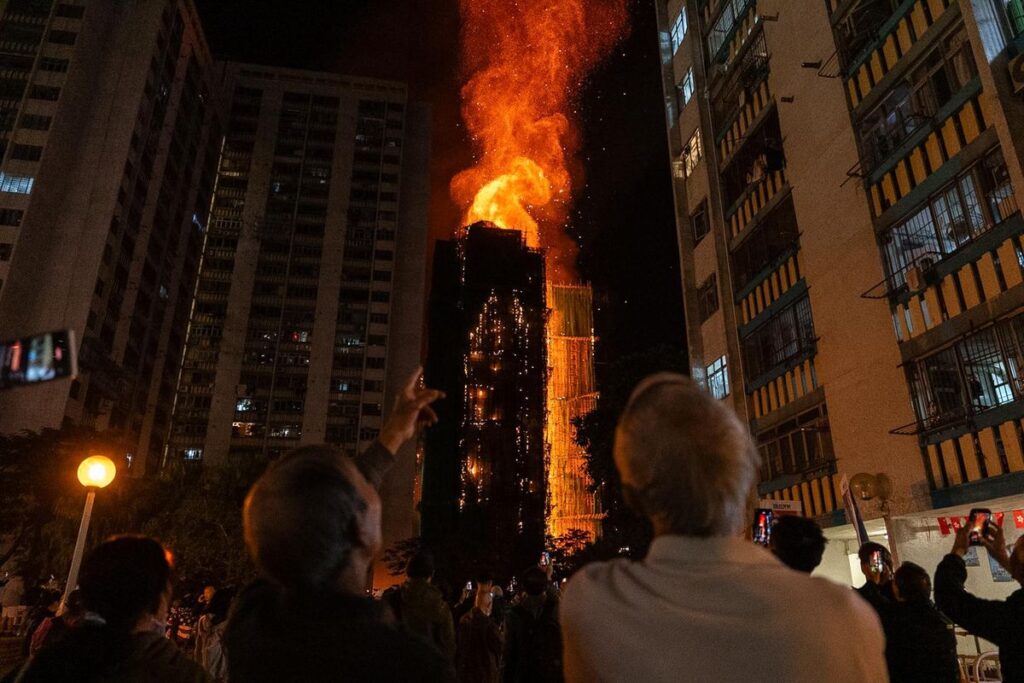 Tragedie în Hong Kong: zeci de morți, sute de dispăruți și trei persoane arestate după cel mai grav incendiu din ultimele decenii