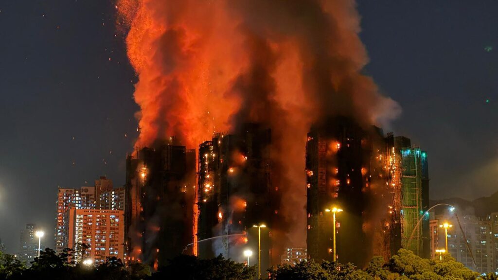 (VIDEO) Incendiu devastator în Hong Kong: cel puțin 55 de morți și aproape 300 de persoane dispărute