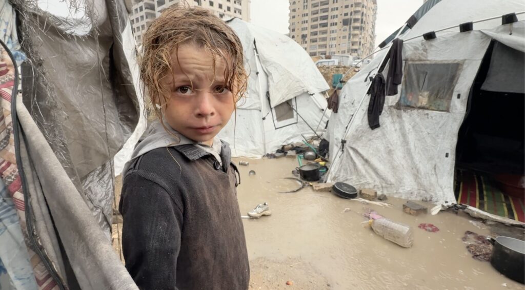 Apeluri disperate pentru adăposturi în Gaza: ploile de iarnă cresc riscul bolilor și al deceselor