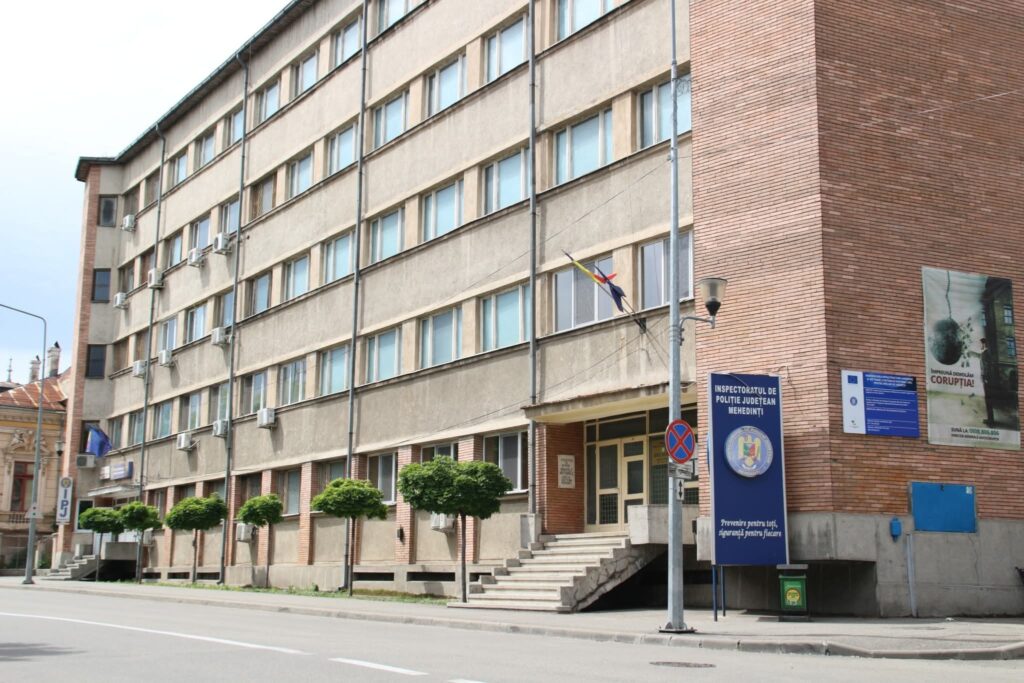Mehedinți: Profesor surprins în imagini lovind un elev într-o excursie școlară. Poliția a deschis dosar penal