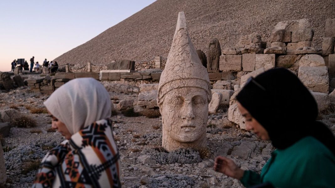Muntele Nemrut din sud-estul Turciei găzduiește o colecție de sculpturi gigantice ridicate acum aproximativ 2.000 de ani pentru a păzi mormântul conducătorului Antioh I