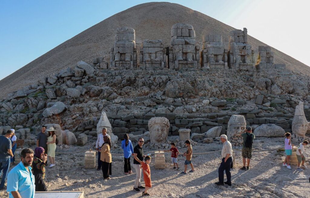 Apusul este un moment popular pentru a vizita Nemrut, când muntele și peisajul sunt scăldate în lumină aurie