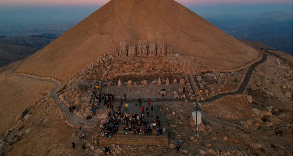 Vârful Nemrut este acoperit de un tumul despre care se crede că ar conține mormântul regelui Antioh I