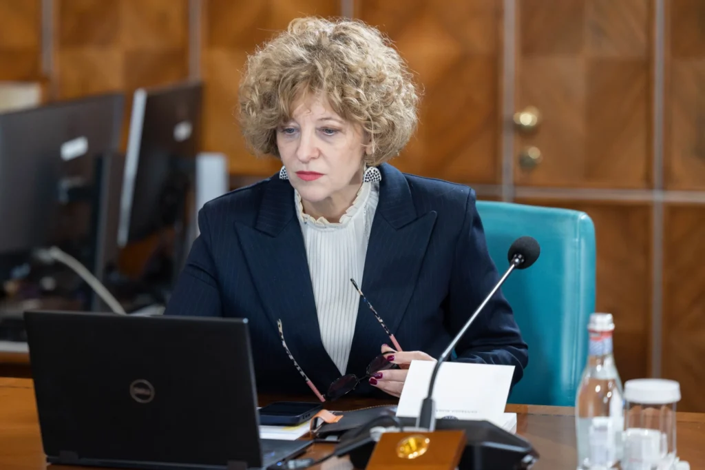 Vicepremierul Oana Gheorghiu va coordona un grup de lucru care urmărește reforma companiilor de stat