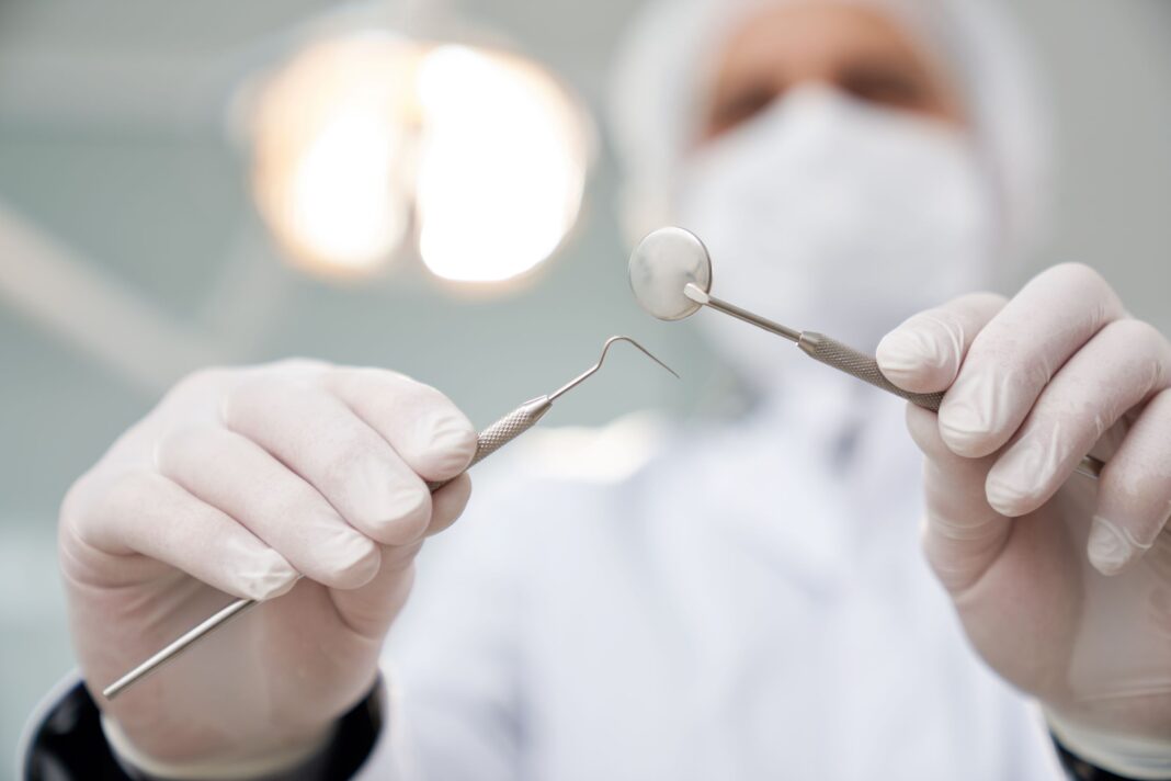 Cazul fetiţei de doi care a murit la o clinică, analizat de Consiliul Naţional al Colegiului Medicilor Stomatologi