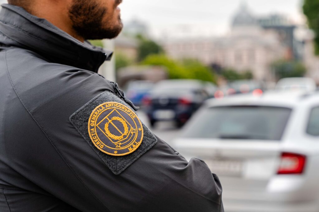 Patru agenți de poliție din Craiova reținuți pentru luare de mită