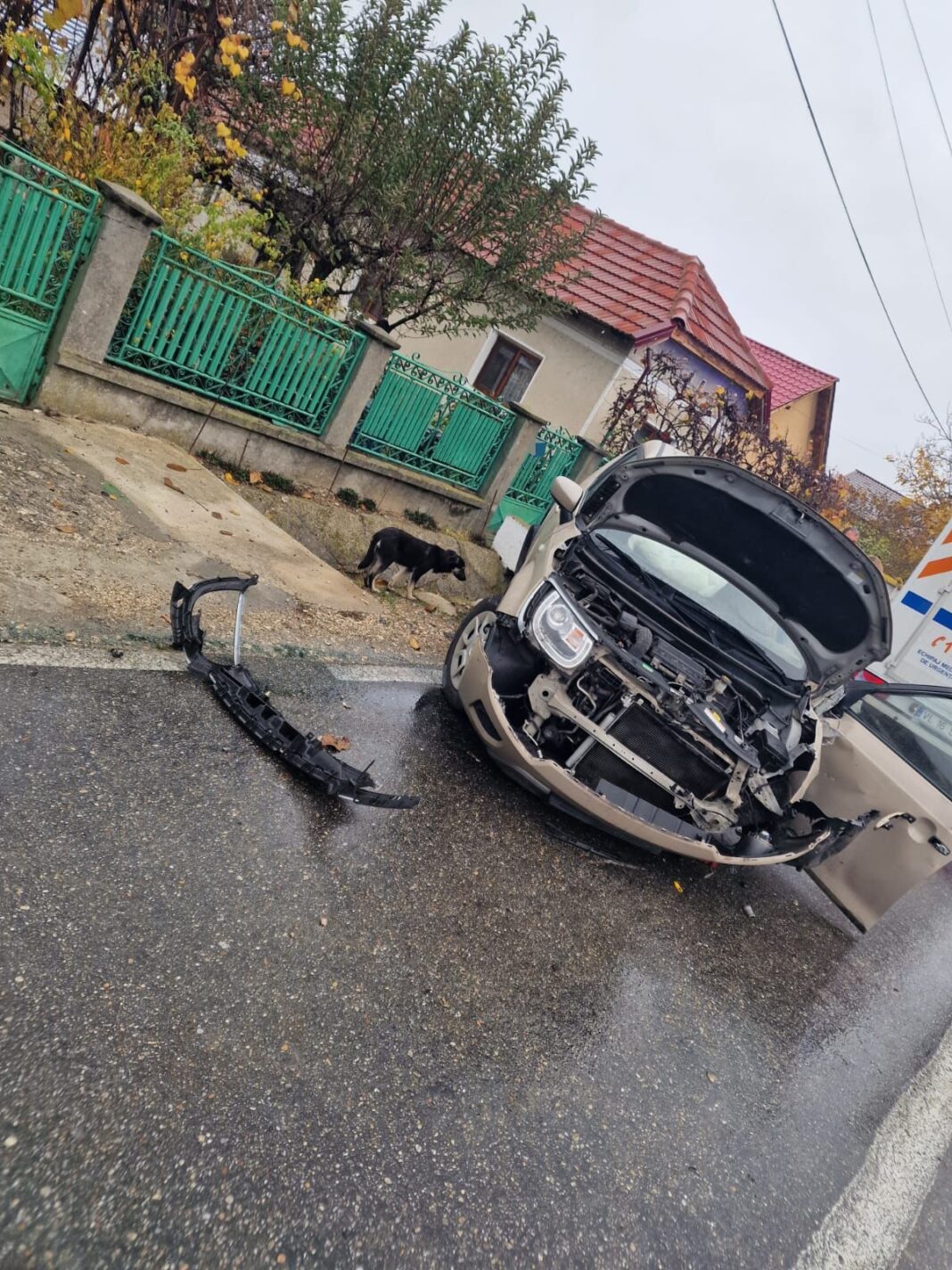 Bărbat rănit după ce a intrat cu mașina într-un cap de pod la Galicea