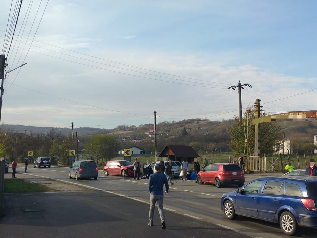 Accident cu două autoturisme pe DN 67