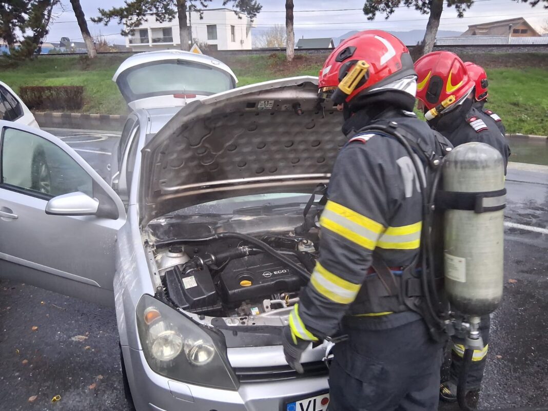 Râmnicu Vâlcea: Incendiu izbucnit la un autoturism
