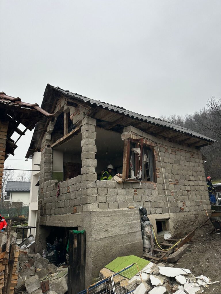 Explozie cauzată de o butelie în Râmnicu Vâlcea urmată de incendiu – o victimă rănită
