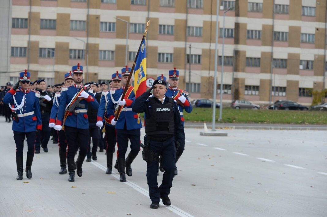 Jandarmeria va fi reprezentată de un detașament de defilare format din garda port drapel și un pluton de militari