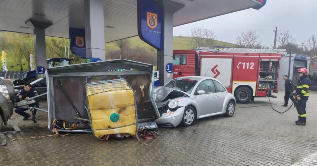 Două mașini s-au ciocnit într-o benzinărie. Un bazin cu 1.000 de litri de motorină aflat în remorca uneia dintre maşini s-a spart