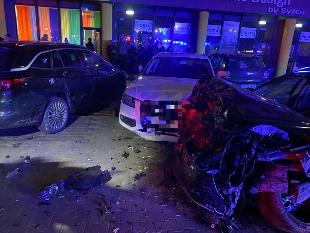 Un șofer mort de beat a doborât un stâlp de curent și a lovit trei mașini parcate