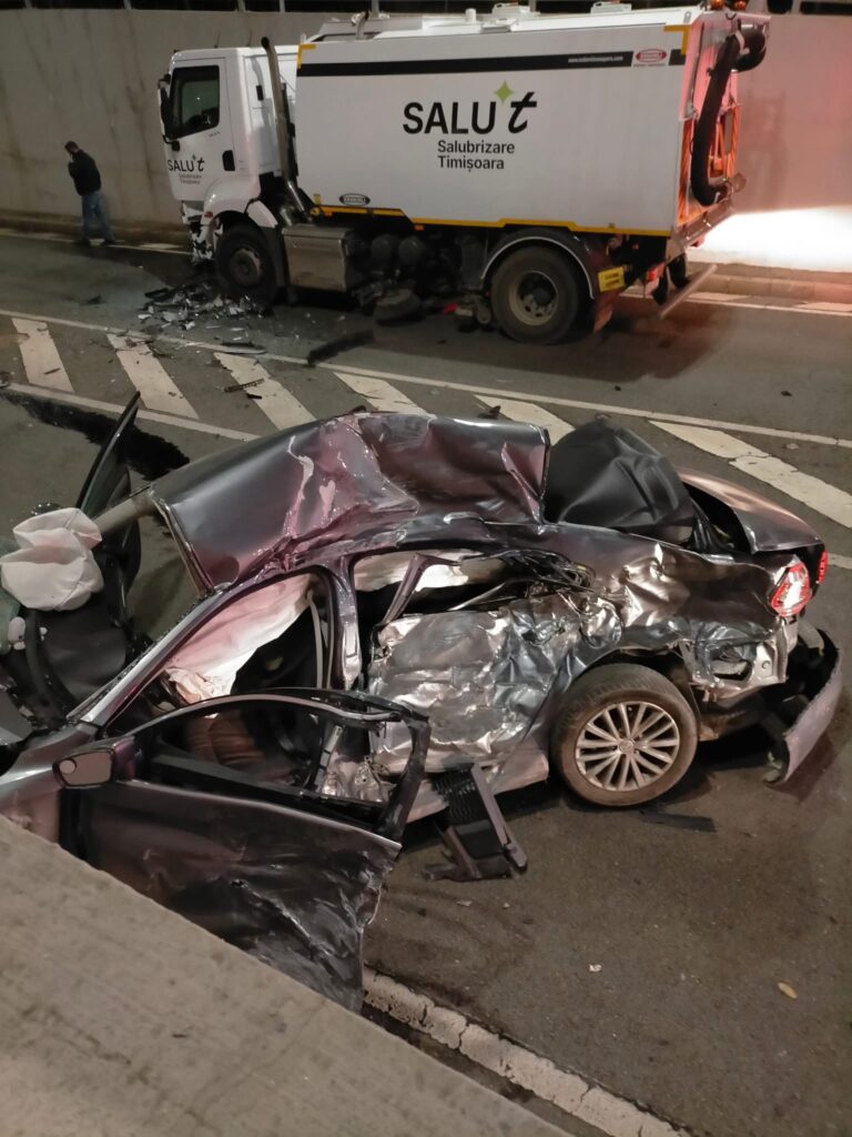Un tânăr a murit  şi altul a fost rănit după ce maşina lor s-a ciocnit cu o autoutilitară de salubritate într-un pasaj