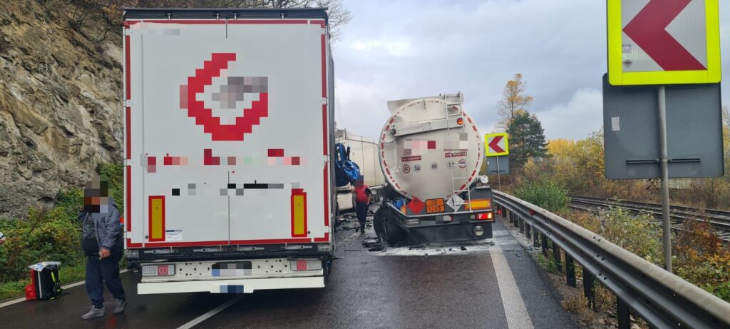 Vâlcea: Șofer rănit într-un accident în care au fost implicate două TIR-uri și o cisternă