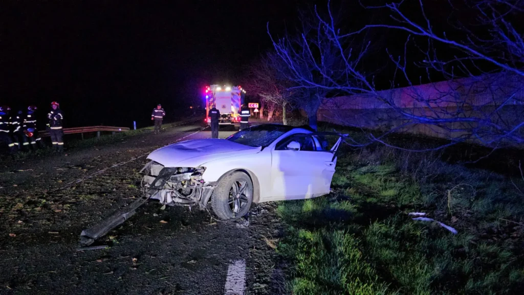 Un tânăr a murit, după ce maşina în care se afla a intrat sub remorca unui camion