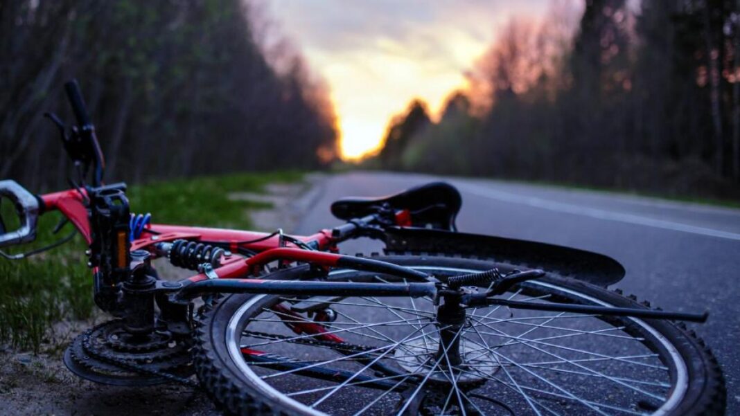 Olt: Un biciclist a ajuns la spital după ce a fost acroșat de un autoturism