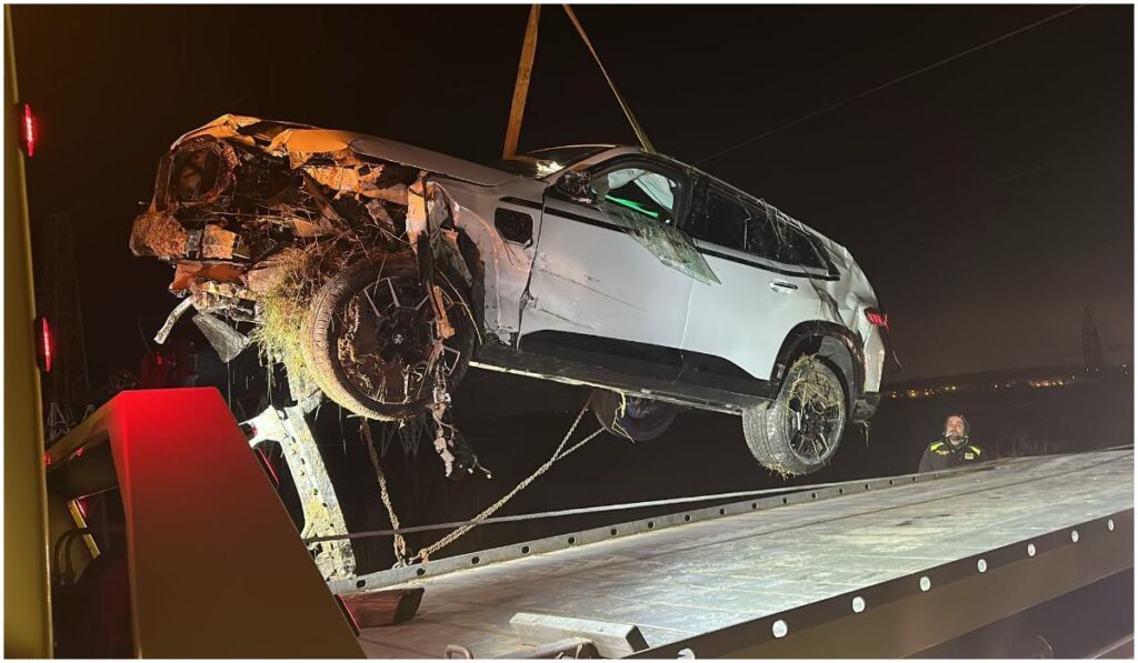 Un bărbat și-a făcut praf BMW-ul nou-nouţ, abia luat din reprezentanță