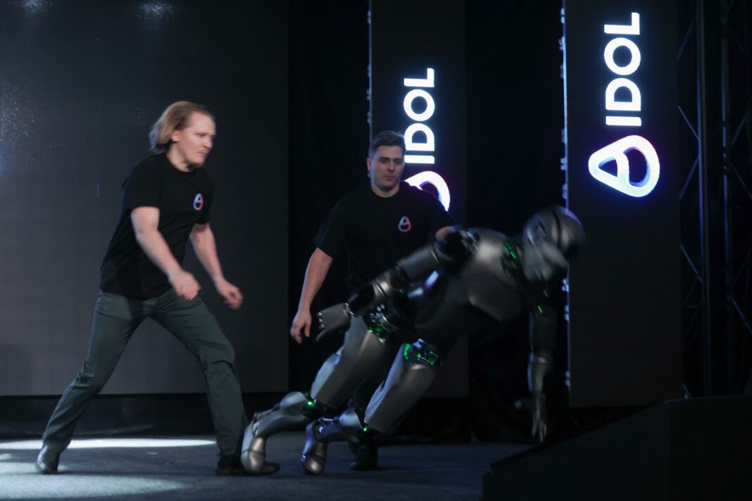 Primul robot umanoid rusesc cu inteligență artificială a căzut pe scenă în timpul lansării oficiale