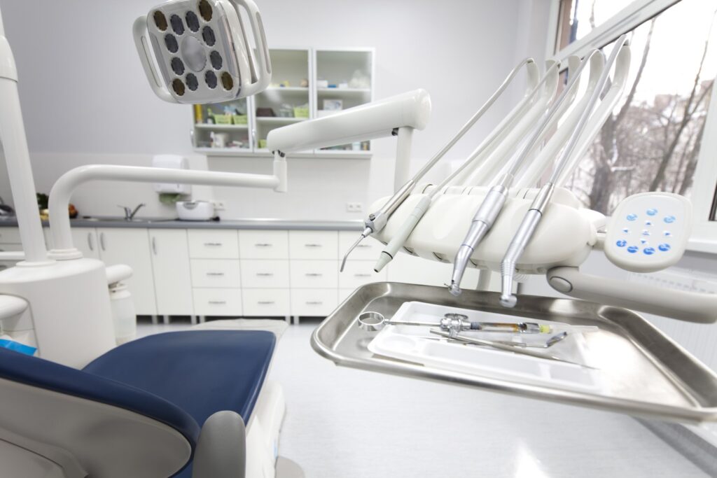 Clinica de stomatologie unde a murit fetița de doi ani, amendată cu 100.000 de lei și închisă temporar